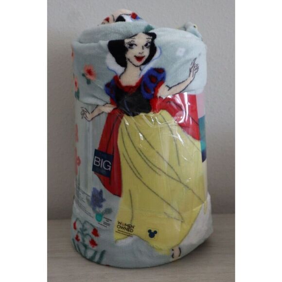 The Big One Disney Princess Snow White SuperSoft Oversized Plush Throw 5ft x 6ft - Picture 5 of 6